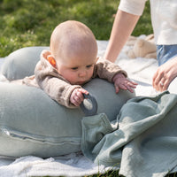 Het Doomoo Nursing Air voedingskussen green is een klein en compact voedingskussen dat je overal mee naartoe kunt nemen. Het geeft je steun wanneer je je baby borstvoeding of flesvoeding geeft. VanZus.