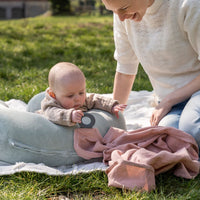 Het Doomoo Nursing Air voedingskussen green is een klein en compact voedingskussen dat je overal mee naartoe kunt nemen. Het geeft je steun wanneer je je baby borstvoeding of flesvoeding geeft. VanZus.