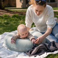 Het Doomoo Nursing Air voedingskussen green is een klein en compact voedingskussen dat je overal mee naartoe kunt nemen. Het geeft je steun wanneer je je baby borstvoeding of flesvoeding geeft. VanZus.