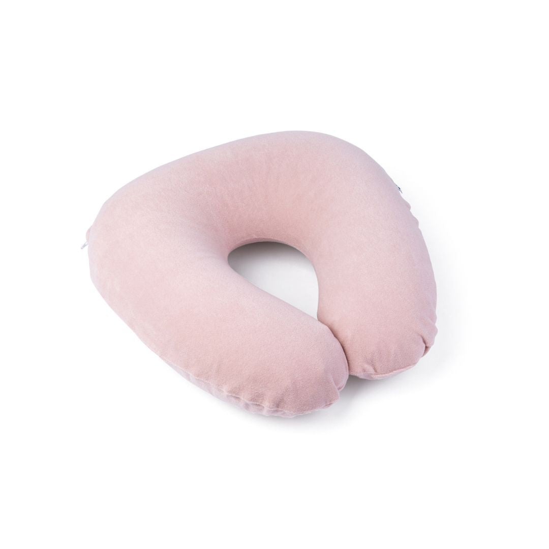 Het Doomoo Nursing Air voedingskussen pink is een klein en compact voedingskussen dat je overal mee naartoe kunt nemen. Het geeft je steun wanneer je je baby borstvoeding of flesvoeding geeft. VanZus.