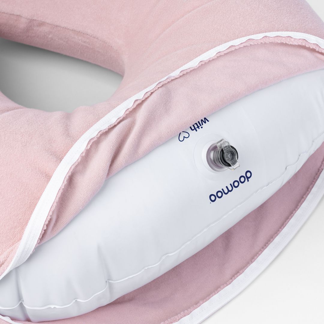 Het Doomoo Nursing Air voedingskussen pink is een klein en compact voedingskussen dat je overal mee naartoe kunt nemen. Het geeft je steun wanneer je je baby borstvoeding of flesvoeding geeft. VanZus.