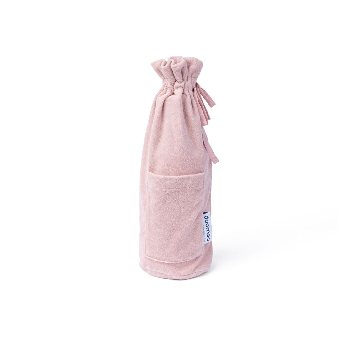 Het Doomoo Nursing Air voedingskussen pink is een klein en compact voedingskussen dat je overal mee naartoe kunt nemen. Het geeft je steun wanneer je je baby borstvoeding of flesvoeding geeft. VanZus.