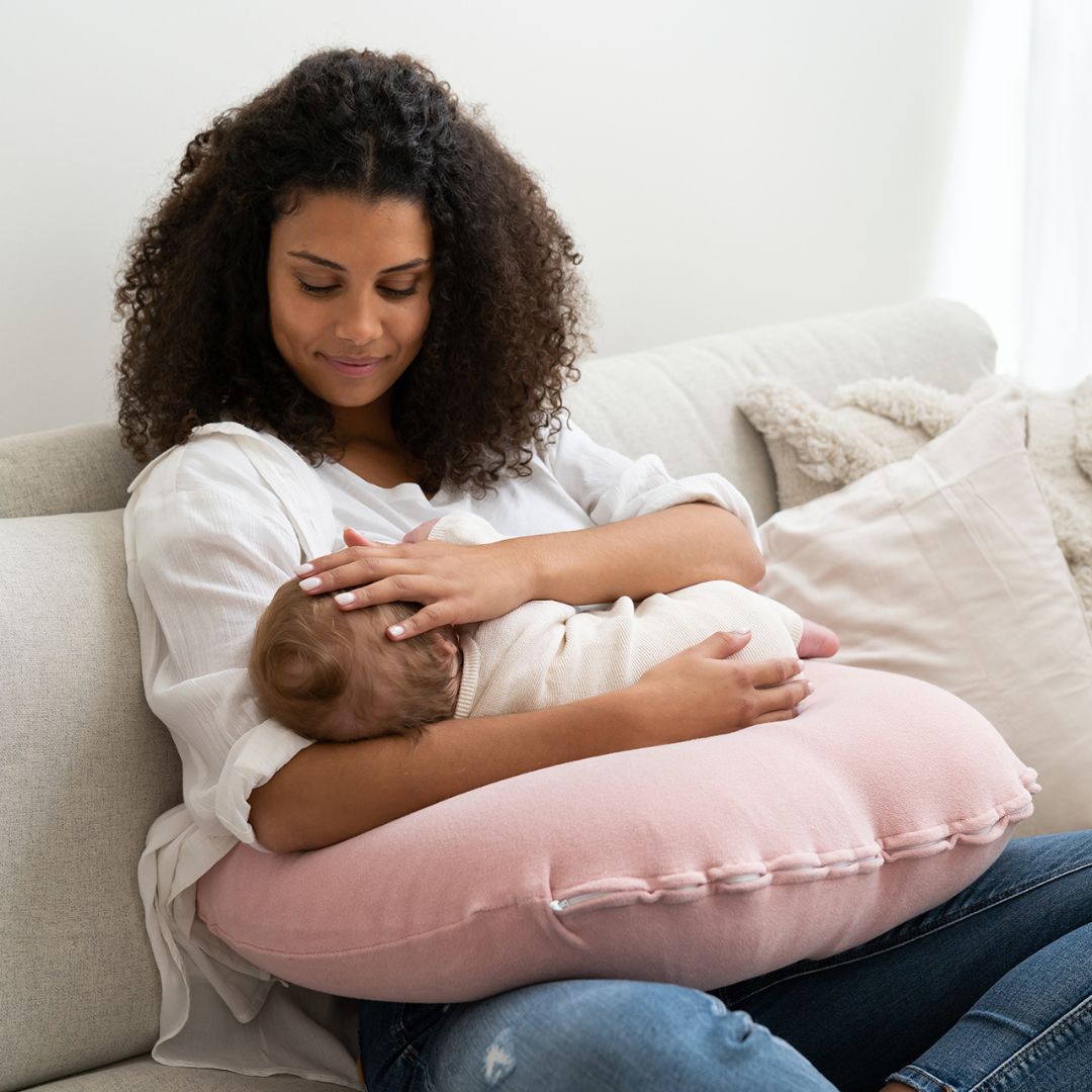 Het Doomoo Nursing Air voedingskussen pink is een klein en compact voedingskussen dat je overal mee naartoe kunt nemen. Het geeft je steun wanneer je je baby borstvoeding of flesvoeding geeft. VanZus.