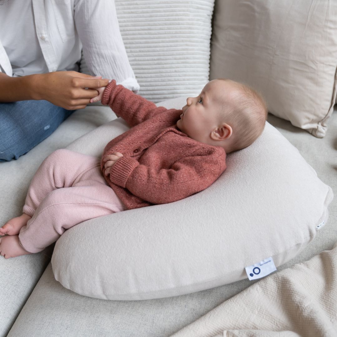 Het Doomoo Nursing Air voedingskussen almond is een klein en compact voedingskussen dat je overal mee naartoe kunt nemen. Het geeft je steun wanneer je je baby borstvoeding of flesvoeding geeft. VanZus.