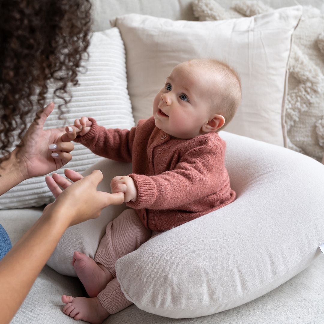 Het Doomoo Nursing Air voedingskussen almond is een klein en compact voedingskussen dat je overal mee naartoe kunt nemen. Het geeft je steun wanneer je je baby borstvoeding of flesvoeding geeft. VanZus.