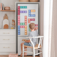 Vergroot het speelplezier van je kleintje met deze mooie glinsterende Connetix pastel rectangle pack 24 stuks! Met deze bouwset kan je kindje de mooiste bouwwerken maken. De tegels hebben allemaal een mooie pastelkleur. VanZus