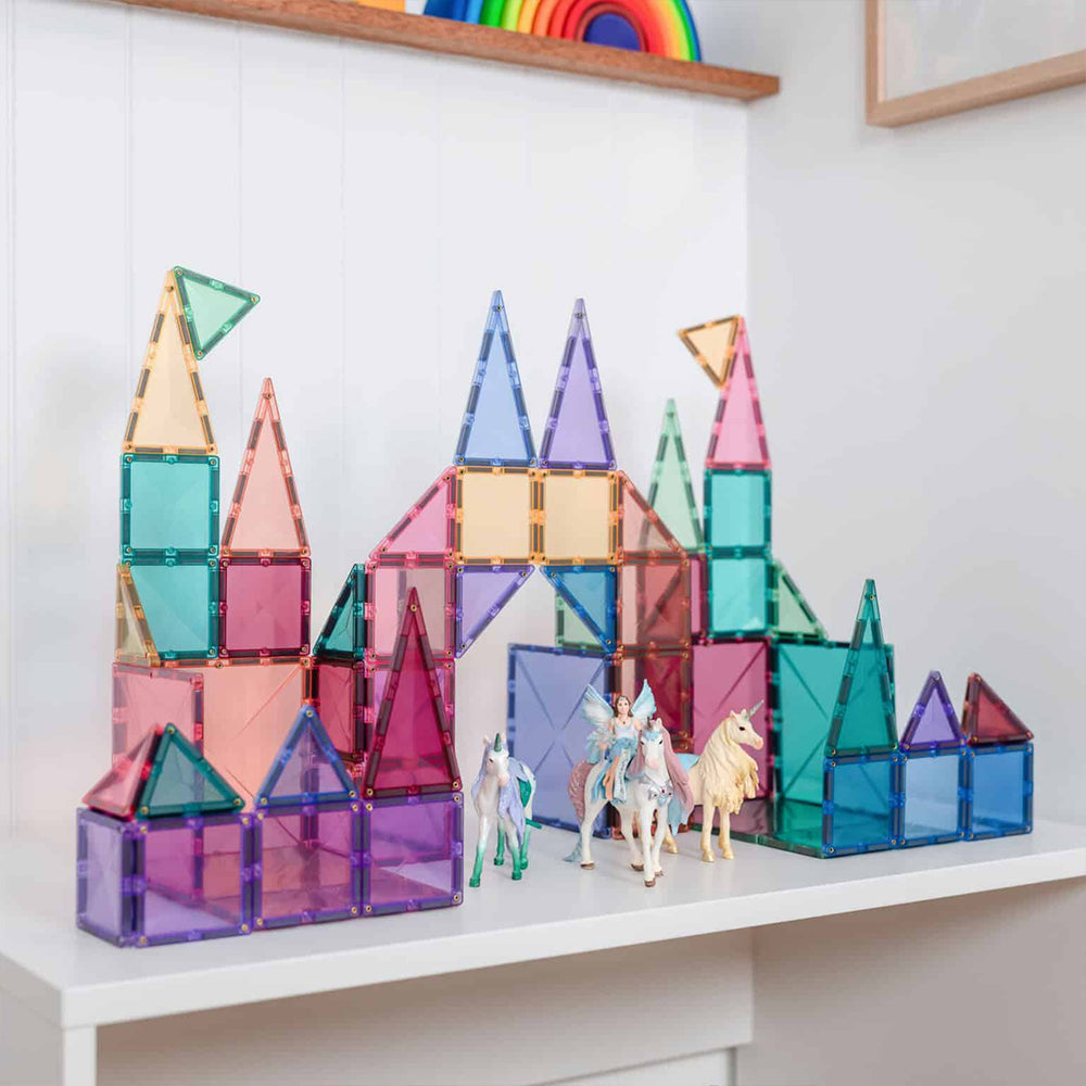 Laat het speelplezier maar beginnen met deze mooie glinsterende Connetix pastel starter pack 64 stuks! Met deze bouwset kan je kindje de mooiste bouwwerken maken in prachtige pastelkleuren. VanZus