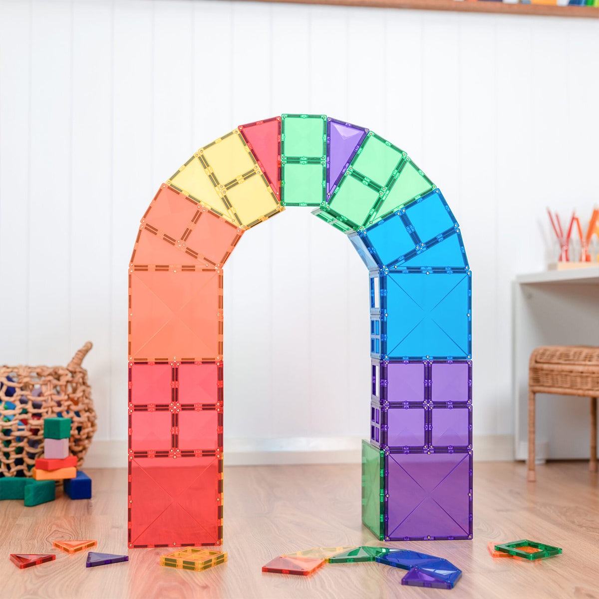 Laat het speelplezier maar beginnen met deze mooie glinsterende Connetix rainbow starter pack 60 stuks! Met deze bouwset kan je kindje de mooiste bouwwerken maken in vrolijke kleuren. Deze bouwset bevat tegels in verschillende vormen waarmee je kindje de meest fantastische bouwwerken kan maken. VanZus