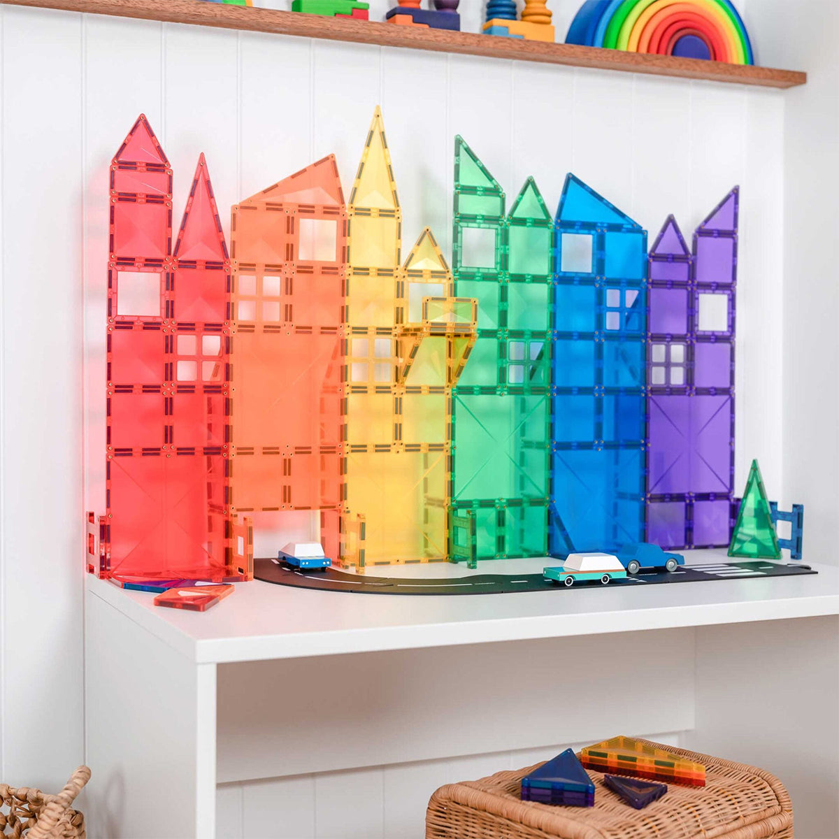 Laat je fantasie de vrije loop gaan met deze fantastische Connetix rainbow creative pack 102 stuks. Deze set met bouwelementen in vrolijke kleuren is ideaal om de mooiste bouwwerken mee te maken. Imposante kastelen, hoge prinsessentorens en magische paleizen. Alles kan! VanZus