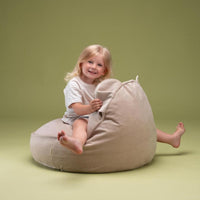 De Wigiwama beanbag bear dusty beige is de perfecte plek voor jouw kindje om even lekker te relaxen. Deze zitzak zit heerlijk zacht en ziet er ook nog eens super schattig uit want hij heeft twee grote beren oren. VanZus.