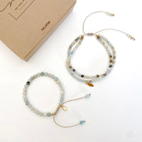 Hoe lief is dit? De me and mom armbanden set in de variant amazonite kan je deze met je kleintje! In deze lieve set zitten twee armbandjes. Met 24-karaats vergulde koperen onderdelen zijn het unieke armbanden, een symbool van jullie onvoorwaardelijke liefde en bijzondere band. VanZus