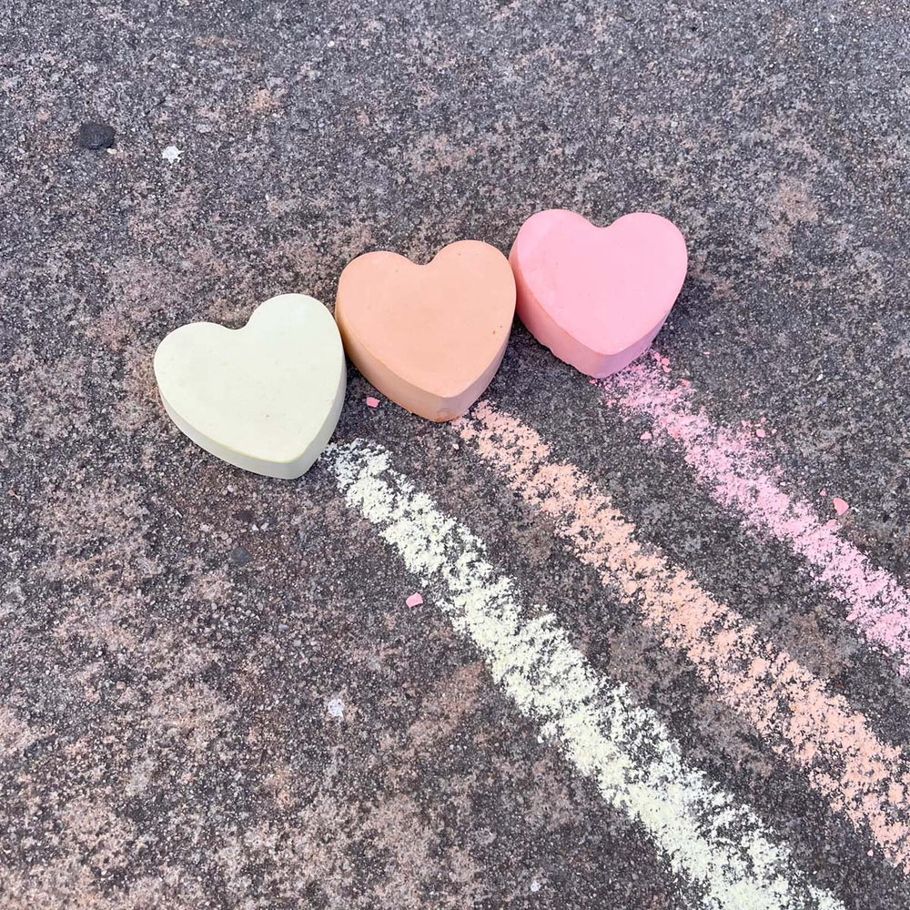 Voor creatieve kindjes: stoepkrijt be mine van TWEE. Een set van drie hartvormige straatkrijtjes in de kleuren roze, geel en oranje. Biologisch afbreekbaar, herbruikbaar en niet toxisch en plasticvrij. VanZus