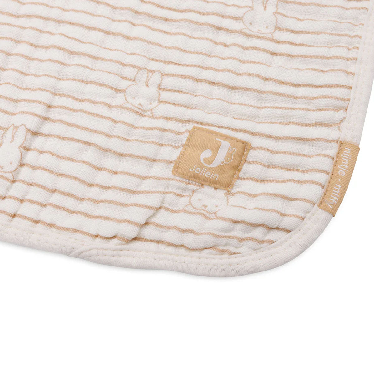 Heerlijk zacht én schattig: de deken hydrofiel van Jollein in de variant miffy stripe biscuit. Afmeting 75x100 cm. Te gebruiken in de wieg, kinderwagen of als wikkeldeken. VanZus