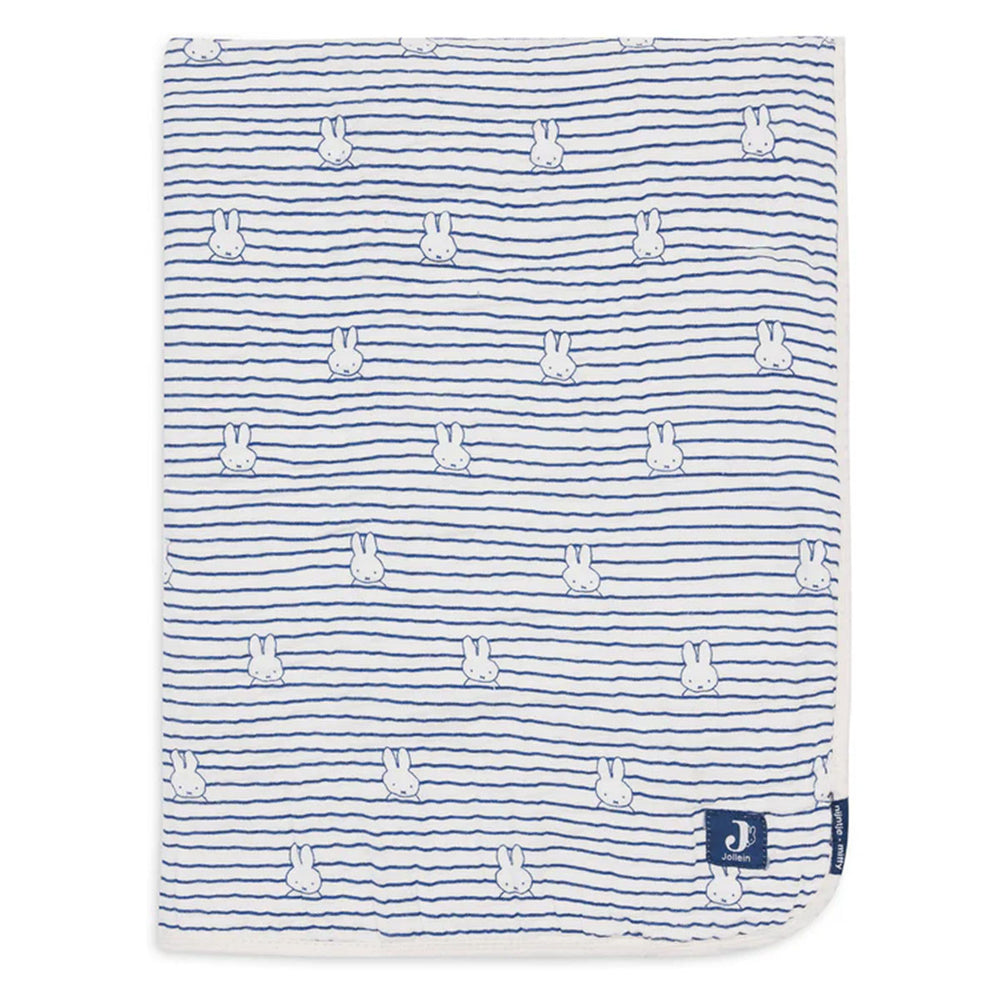 Heerlijk zacht én schattig: de deken hydrofiel van Jollein in de variant miffy stripe navy. Afmeting 75x100 cm. Te gebruiken in de wieg, kinderwagen of als wikkeldeken. VanZus
