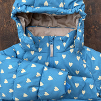 Je kindje is helemaal klaar voor de koude dagen met deze te schattige nuka jas aisuru blue van het leuke merk Konges Slojd. Deze jas houdt je kleintje niet alleen lekker warm, het ziet er ook super stylish uit! VanZus