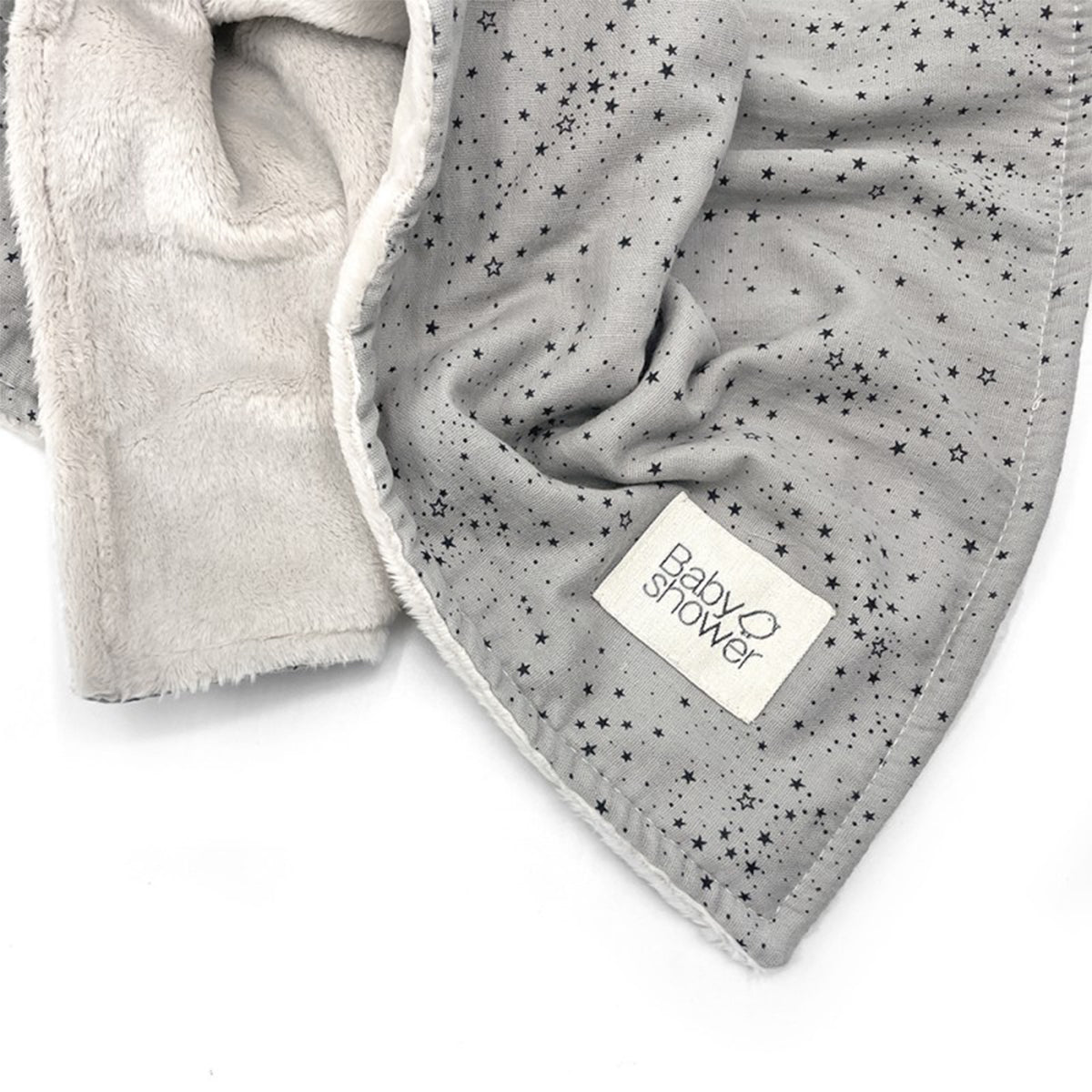 Stijlvol, warm en luxe! De fleece deken in dune sky van Babyshower! Veelzijdig in gebruik. Verkrijgbaar in verschillende varianten. Machinewasbaar. Afmeting: 66x80 cm. VanZus