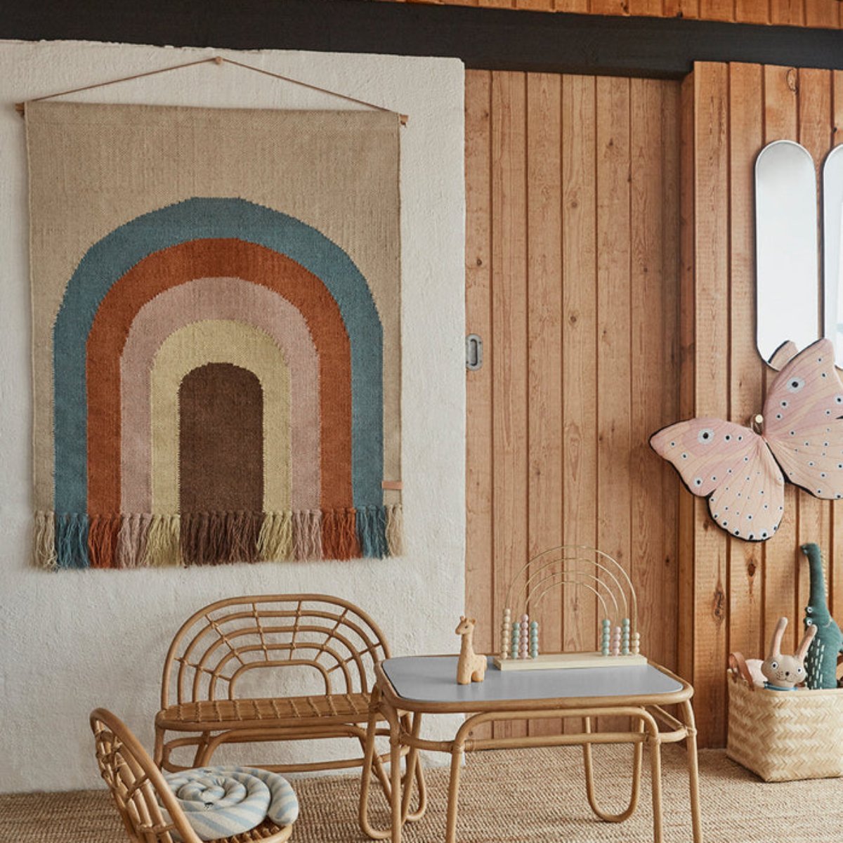 Breng kleur en warmte in de kidnerkamer met het OYOY MINI regenboog wandkleed. Dit schattige wandtapijt heeft een speels regenboogontwerp met zachte aardetinten, perfect om een knusse sfeer te creëren. VanZus