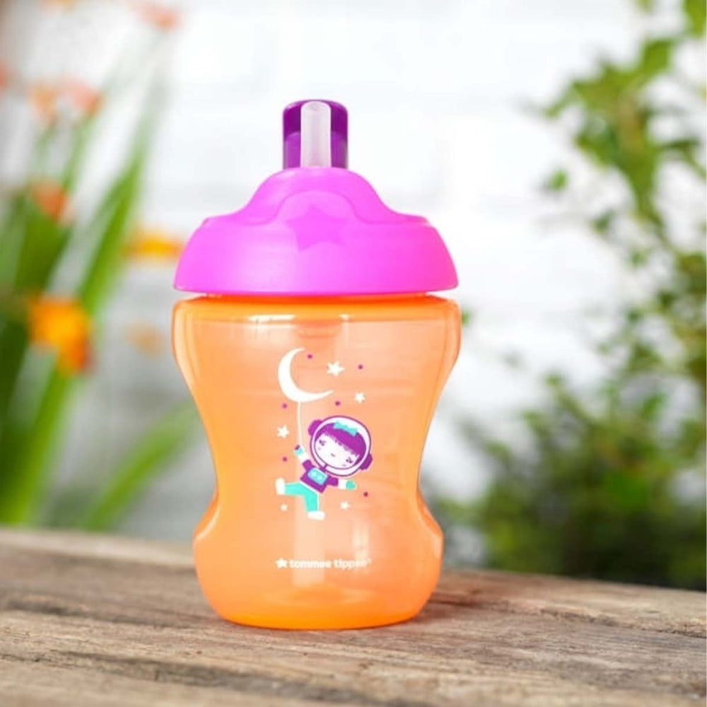 De Tommee Tippee rietjesbeker orange pink 230 ml  is de ideale opvolgbeker die de overstap van fles/borst naar drinkbeker makkelijk maakt voor je baby. Met flexibel silicone rietje (BPA-vrij), lekvrij! Inhoud: 230 ml. VanZus.