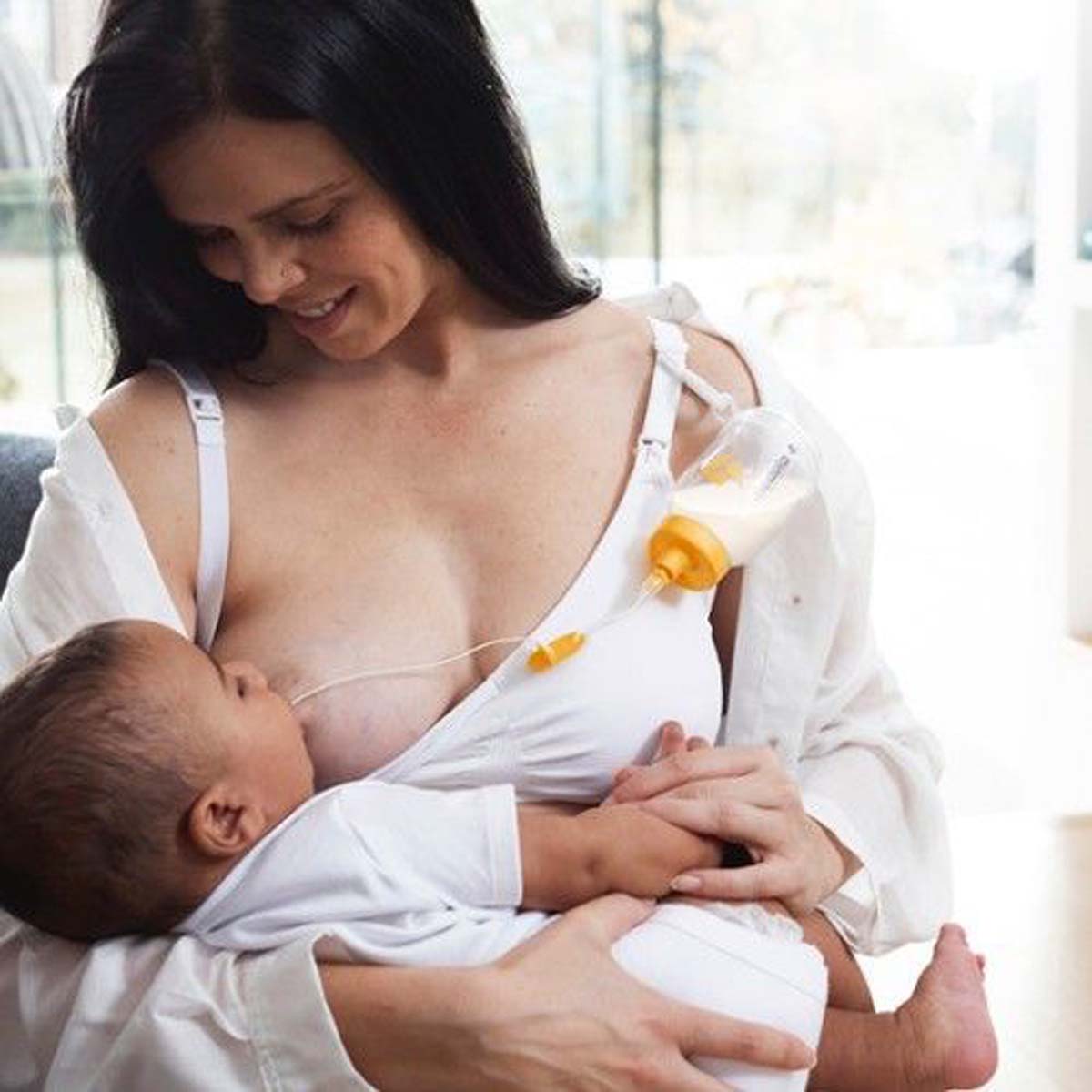 Dit is het het Medela SNS voedingssupportsysteem. Dit is een dun, flexibel slangetje dat je in de mond van de baby plaatst tijdens het voeden aan de borst. Het geeft een constante melkstroom tijdens het voeden. VanZus.