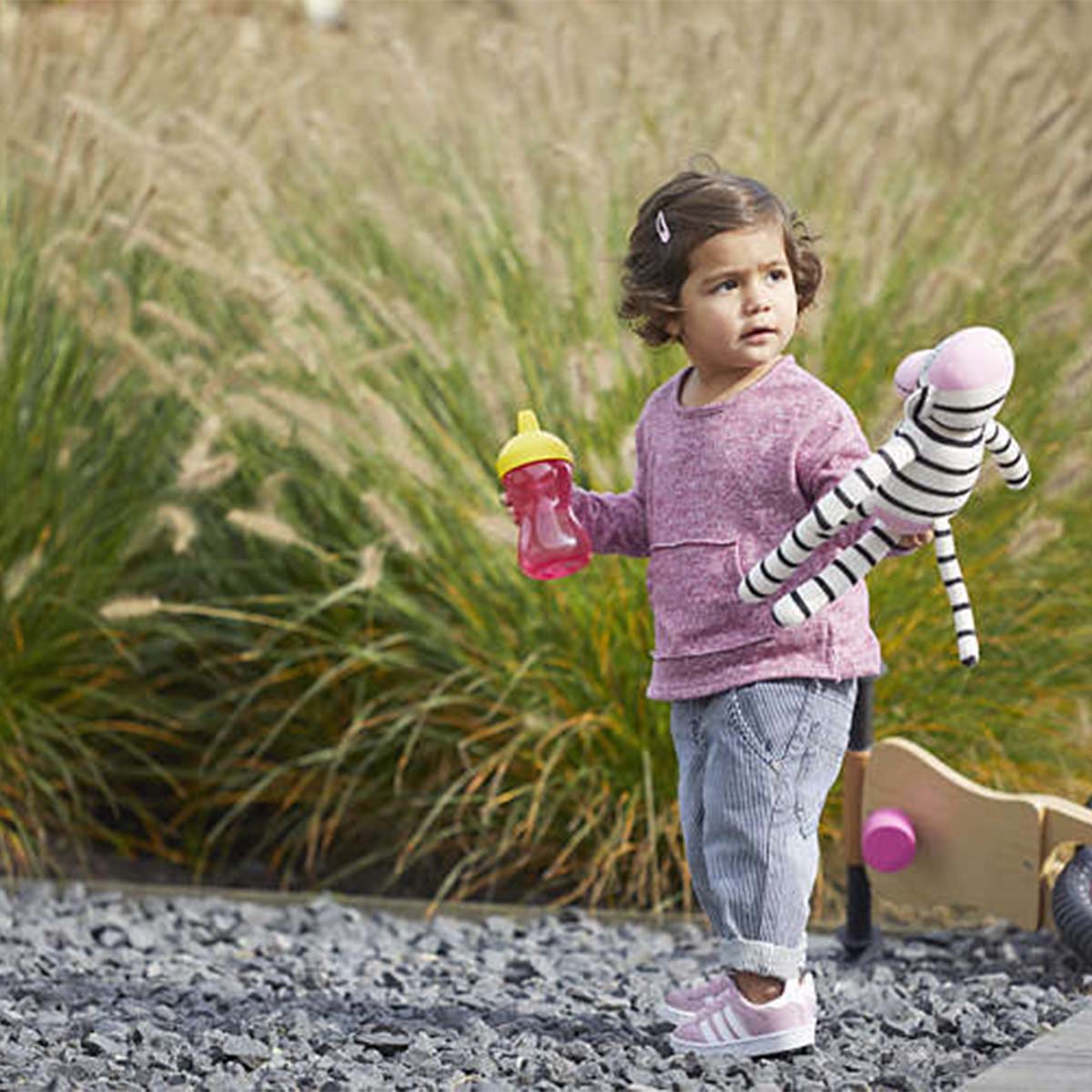 Dit is de Philips Avent harde tuitbeker 18M+ pink met een inhoud van 300ml en een zeer bijtvaste harde tuit, prettig bij de ontwikkeling van de tanden en gaat slijtage tegen. Binnenin zit een anti-lekventiel. VanZus.