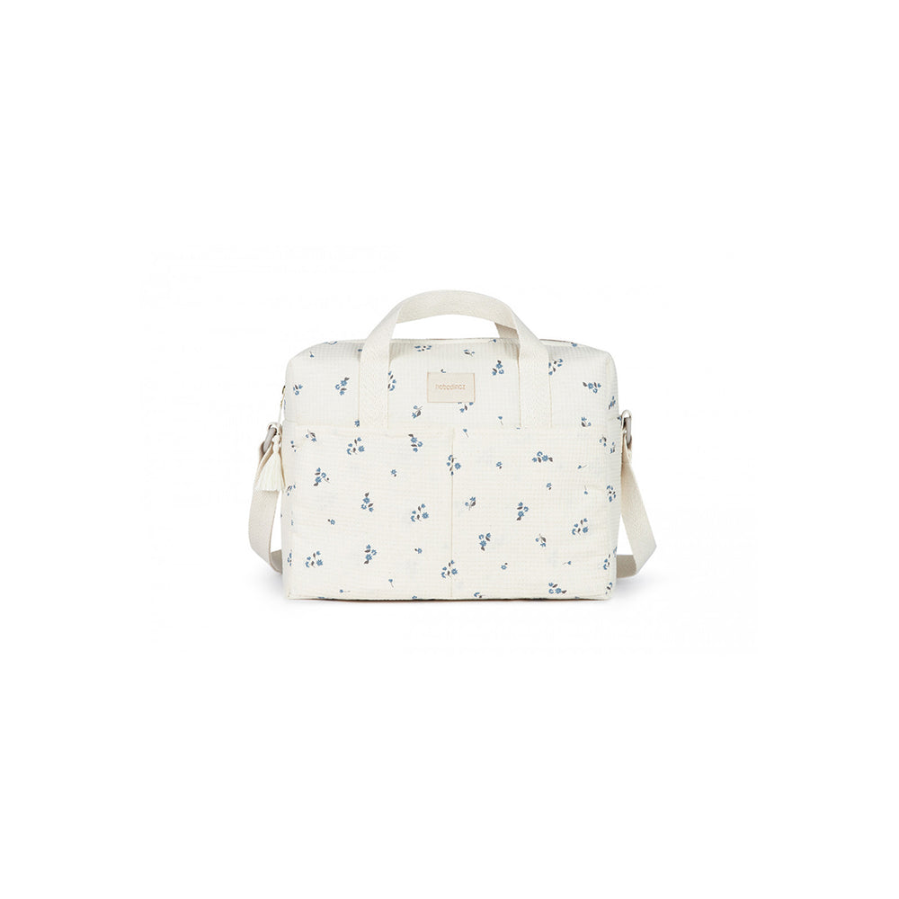 Deze handige waterproof Gala luiertas in de kleur lily blue van Nobodinoz is ruim genoeg om alle spulletjes voor jouw baby in op te bergen voor een dagje uit. VanZus
