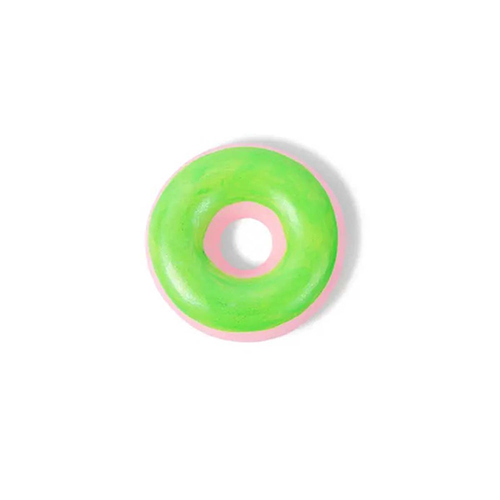 Stoepkrijten is dubbel zo leuk met deze stoepkrijt matte donut green van het merk TWEE. Dit stoepkrijt is niet zomaar een krijtje, maar heeft de vorm van een heerlijke donut! Je zal er bijna trek in krijgen! VanZus