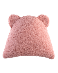 Het Wigiwama bear kussen guava pink is het perfecte accessoire voor op de kamer van je kindje. Dit kussen is niet alleen heerlijk zacht maar ziet er ook super leuk uit. Het kussen heeft namelijk twee oortjes en lijkt daardoor net op een berenkopje. VanZus