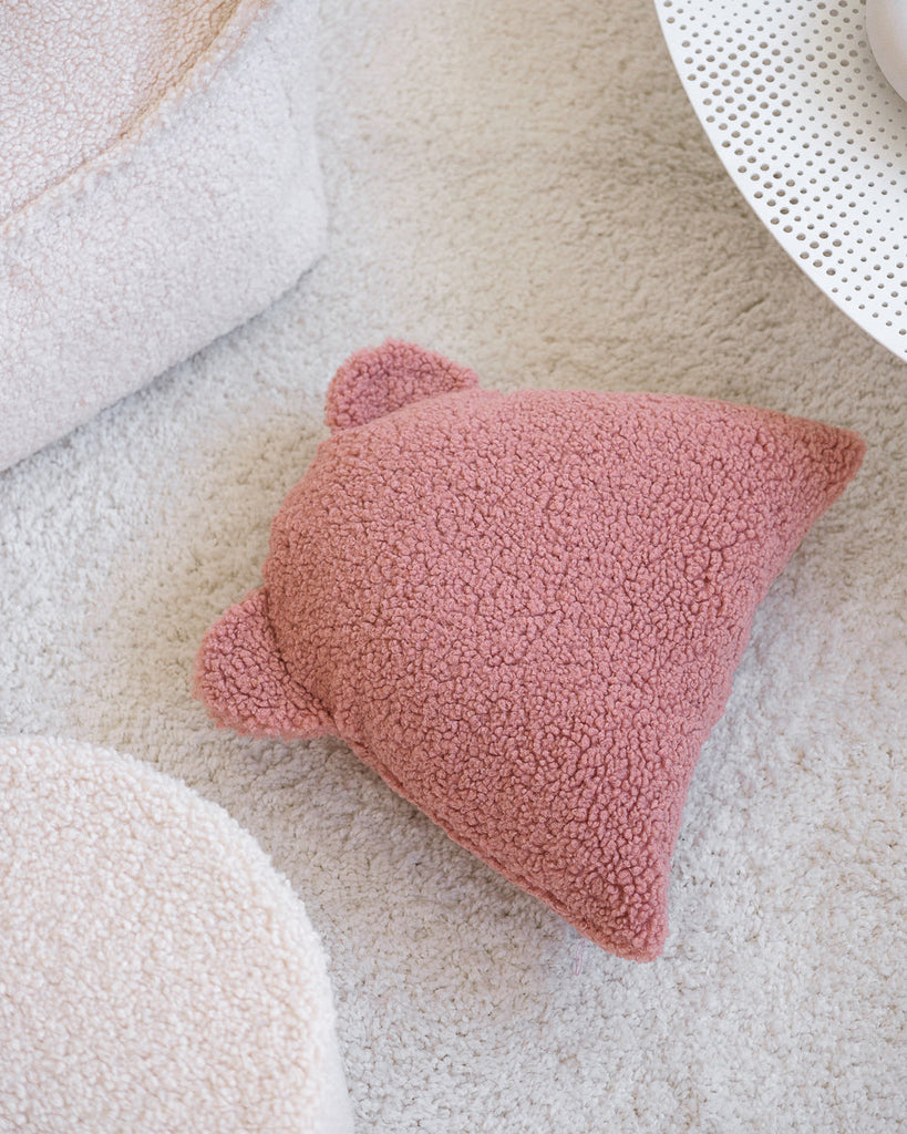 Het Wigiwama bear kussen guava pink is het perfecte accessoire voor op de kamer van je kindje. Dit kussen is niet alleen heerlijk zacht maar ziet er ook super leuk uit. Het kussen heeft namelijk twee oortjes en lijkt daardoor net op een berenkopje. VanZus