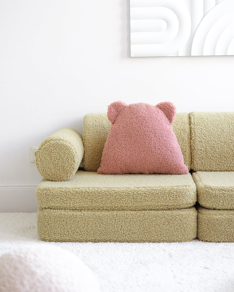 Het Wigiwama bear kussen guava pink is het perfecte accessoire voor op de kamer van je kindje. Dit kussen is niet alleen heerlijk zacht maar ziet er ook super leuk uit. Het kussen heeft namelijk twee oortjes en lijkt daardoor net op een berenkopje. VanZus