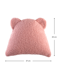 Het Wigiwama bear kussen guava pink is het perfecte accessoire voor op de kamer van je kindje. Dit kussen is niet alleen heerlijk zacht maar ziet er ook super leuk uit. Het kussen heeft namelijk twee oortjes en lijkt daardoor net op een berenkopje. VanZus