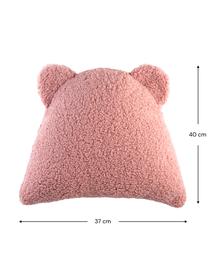 Het Wigiwama bear kussen guava pink is het perfecte accessoire voor op de kamer van je kindje. Dit kussen is niet alleen heerlijk zacht maar ziet er ook super leuk uit. Het kussen heeft namelijk twee oortjes en lijkt daardoor net op een berenkopje. VanZus