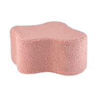 De Wigiwama wolk poef guava pink is een heerlijke poef in teddystof voor in de woonkamer of de slaapkamer van je kindje. De poef heeft de vorm van een wolk en zal daardoor leuk staan in elk interieur. VanZus