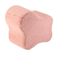 De Wigiwama wolk poef guava pink is een heerlijke poef in teddystof voor in de woonkamer of de slaapkamer van je kindje. De poef heeft de vorm van een wolk en zal daardoor leuk staan in elk interieur. VanZus