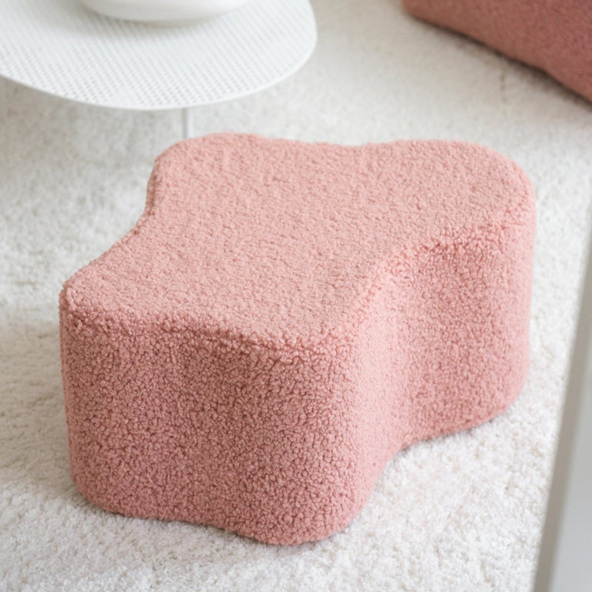 De Wigiwama wolk poef guava pink is een heerlijke poef in teddystof voor in de woonkamer of de slaapkamer van je kindje. De poef heeft de vorm van een wolk en zal daardoor leuk staan in elk interieur. VanZus