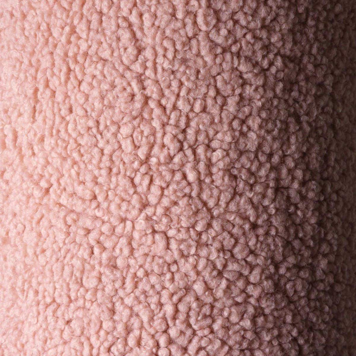 De Wigiwama wolk poef guava pink is een heerlijke poef in teddystof voor in de woonkamer of de slaapkamer van je kindje. De poef heeft de vorm van een wolk en zal daardoor leuk staan in elk interieur. VanZus