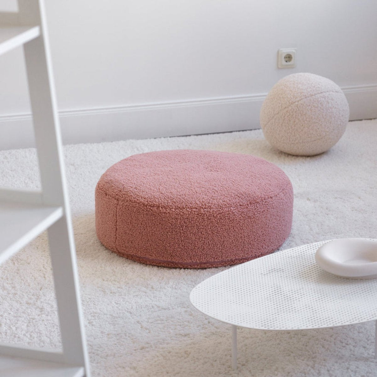 De Wigiwama ottoman poef rond guava pink is een heerlijke poef voor in de woonkamer of de slaapkamer van je kindje. De poef heeft een mooie ronde vorm en zal daardoor leuk staan in elk interieur. VanZus