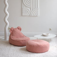 De Wigiwama ottoman poef rond guava pink is een heerlijke poef voor in de woonkamer of de slaapkamer van je kindje. De poef heeft een mooie ronde vorm en zal daardoor leuk staan in elk interieur. VanZus