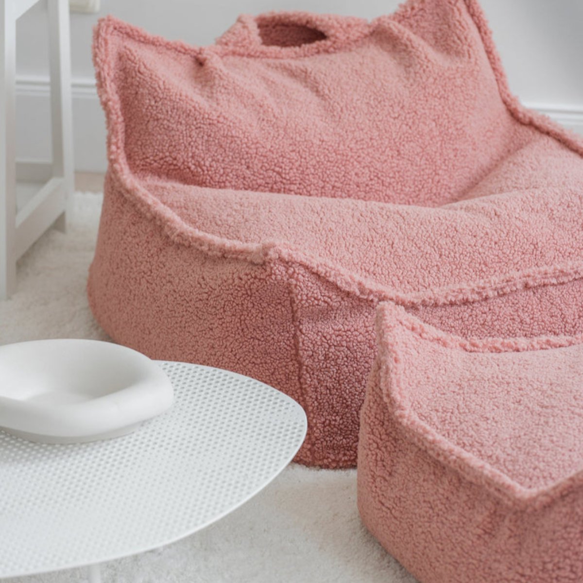 De Wigiwama beanbag stoel guava pink is een heerlijke plek voor je kleintje om even tot rust te komen. Deze zitzak stoel is heerlijk zacht en zit super comfortabel. Een boek en snack erbij en je kindje kan lekker relaxen. VanZus