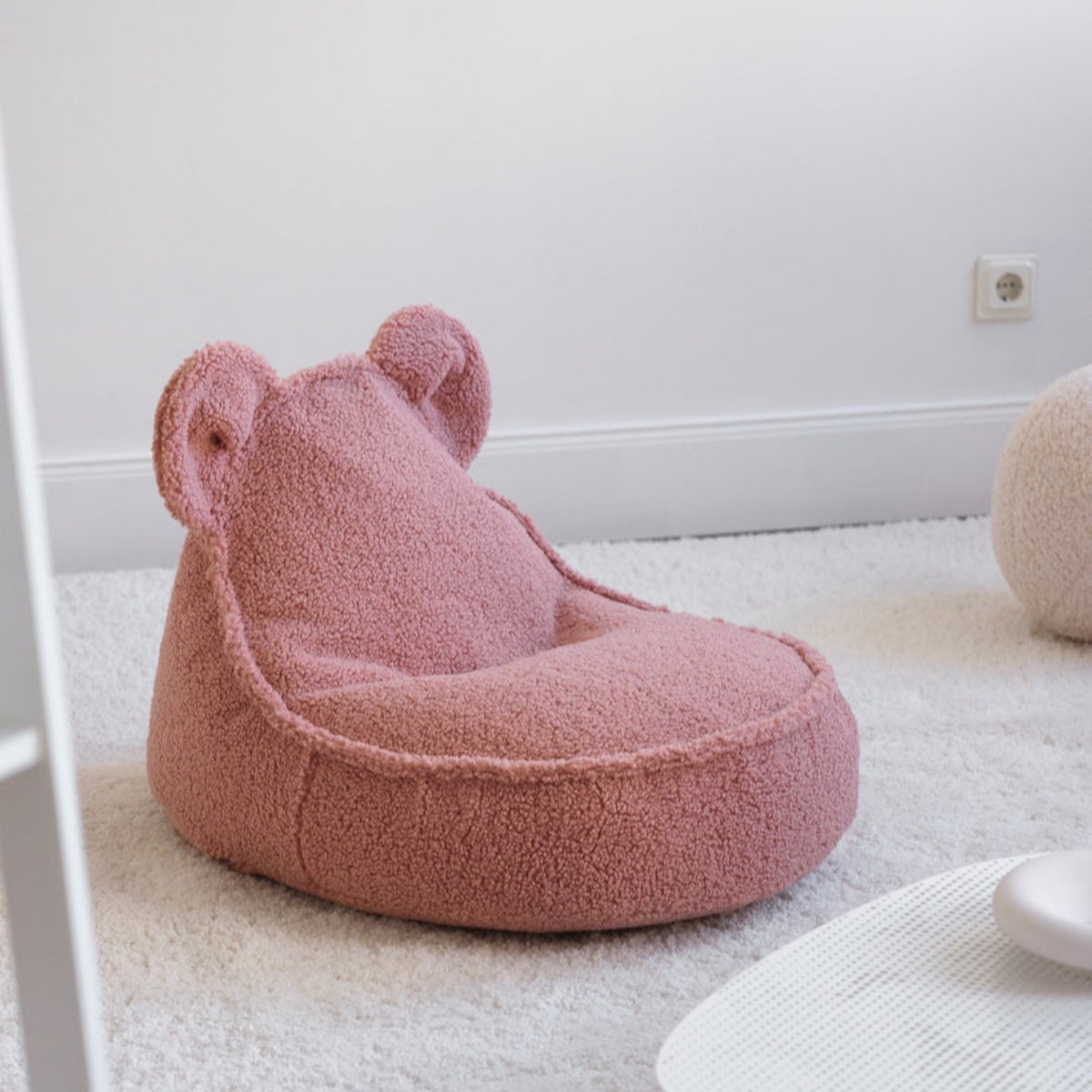 De Wigiwama beanbag bear guava pink is de perfecte plek voor jouw kindje om even lekker te relaxen. Deze zitzak zit heerlijk zacht en ziet er ook nog eens super schattig uit. Deze beanbag heeft namelijk twee hele grote beren oren. VanZus