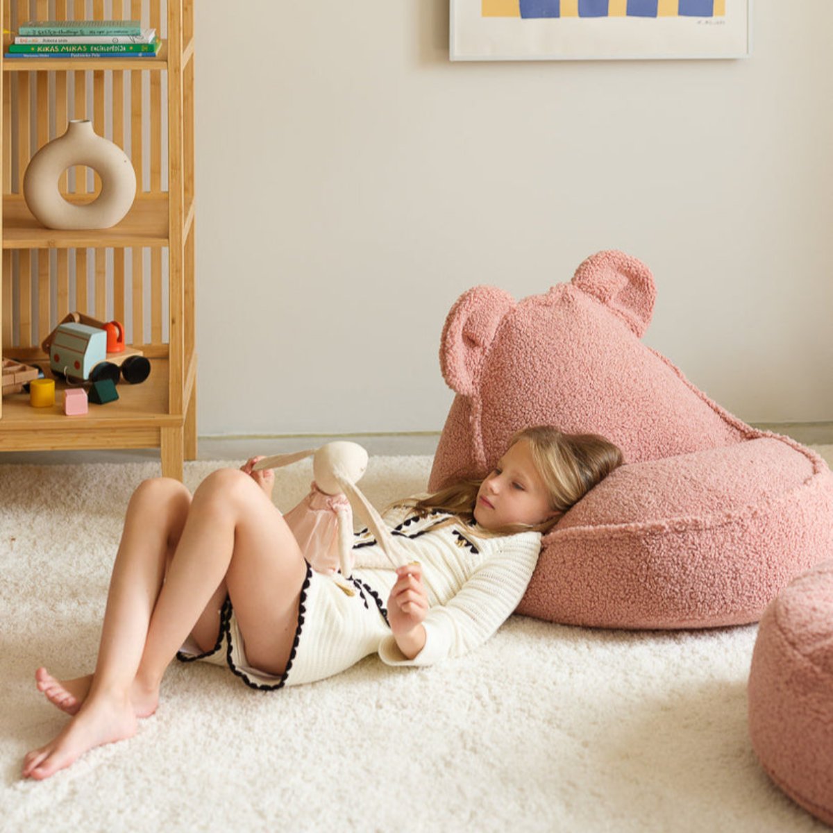 De Wigiwama beanbag bear guava pink is de perfecte plek voor jouw kindje om even lekker te relaxen. Deze zitzak zit heerlijk zacht en ziet er ook nog eens super schattig uit. Deze beanbag heeft namelijk twee hele grote beren oren. VanZus