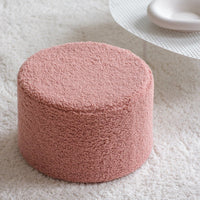 De Wigiwama poef guava pink is een heerlijke poef in teddystof voor in de woonkamer of de slaapkamer van je kindje. De poef heeft een mooie ronde vorm en zal daardoor leuk staan in elk interieur. VanZus