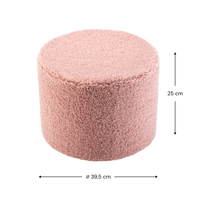 De Wigiwama poef guava pink is een heerlijke poef in teddystof voor in de woonkamer of de slaapkamer van je kindje. De poef heeft een mooie ronde vorm en zal daardoor leuk staan in elk interieur. VanZus