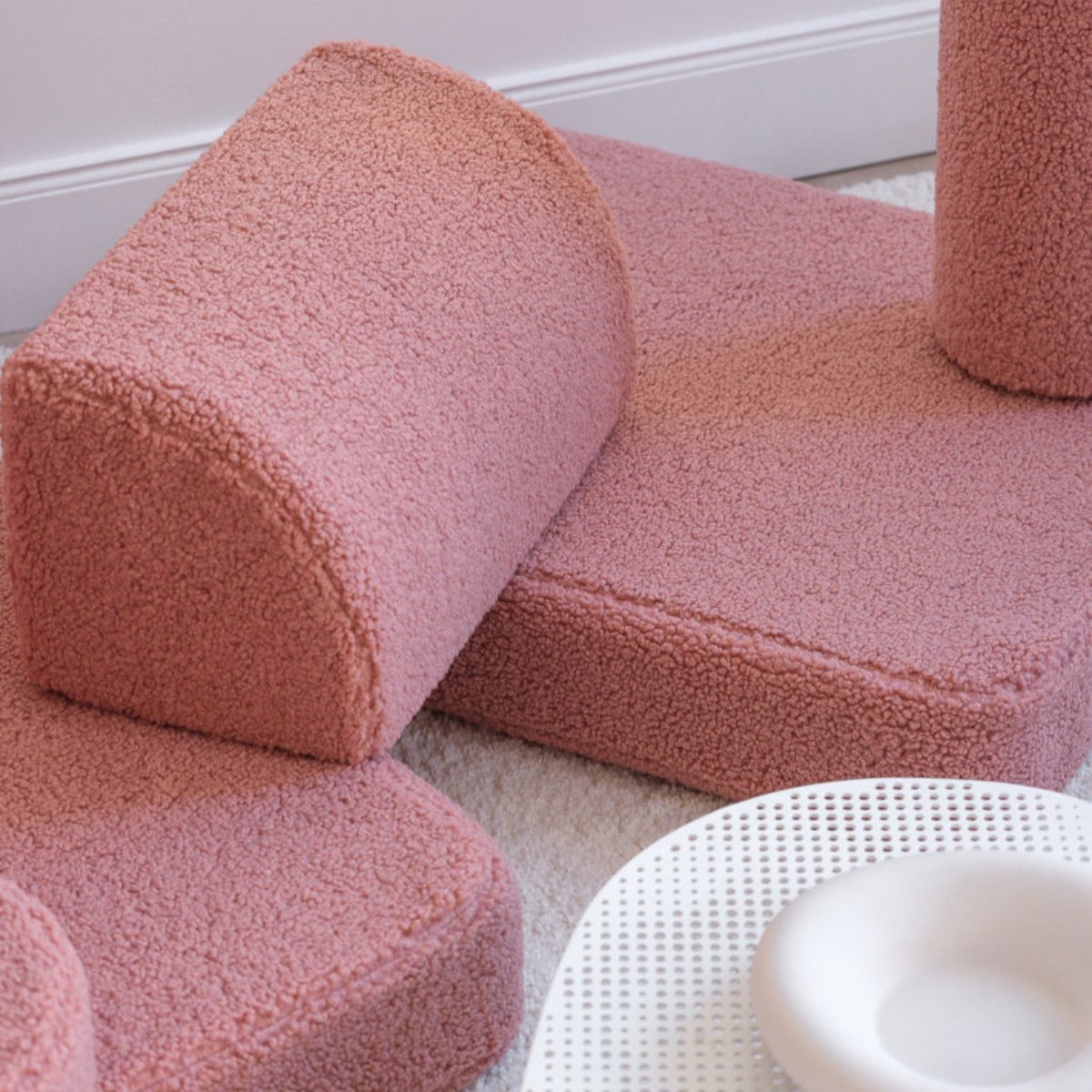 De Wigiwama settee bank guava pink is de perfecte toevoeging aan een speelkamer of slaapkamer voor je kindje. Deze dynamische teddy bank bestaat uit losse onderdelen dus je kunt er van alles mee doen. VanZus