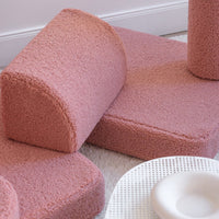 De Wigiwama settee bank guava pink is de perfecte toevoeging aan een speelkamer of slaapkamer voor je kindje. Deze dynamische teddy bank bestaat uit losse onderdelen dus je kunt er van alles mee doen. VanZus