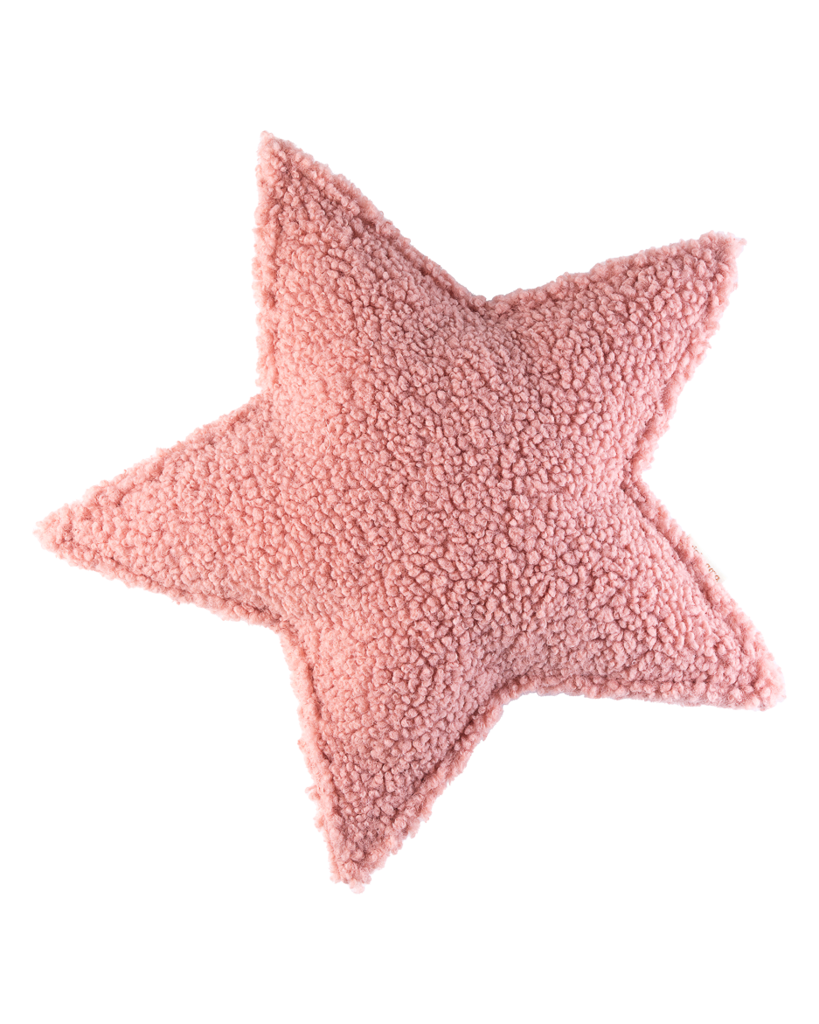 ​​​Het Wigiwama star kussen guava pink is het perfecte accessoire voor op de kamer van je kindje. Dit kussen is niet alleen heerlijk zacht maar ziet er ook super leuk uit. Het kussen heeft namelijk de vorm van een ster. VanZus