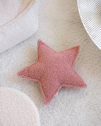 ​​​Het Wigiwama star kussen guava pink is het perfecte accessoire voor op de kamer van je kindje. Dit kussen is niet alleen heerlijk zacht maar ziet er ook super leuk uit. Het kussen heeft namelijk de vorm van een ster. VanZus