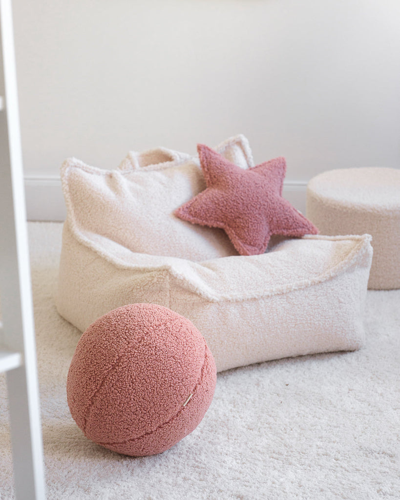 ​​​Het Wigiwama star kussen guava pink is het perfecte accessoire voor op de kamer van je kindje. Dit kussen is niet alleen heerlijk zacht maar ziet er ook super leuk uit. Het kussen heeft namelijk de vorm van een ster. VanZus