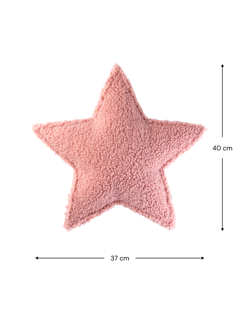 ​​​Het Wigiwama star kussen guava pink is het perfecte accessoire voor op de kamer van je kindje. Dit kussen is niet alleen heerlijk zacht maar ziet er ook super leuk uit. Het kussen heeft namelijk de vorm van een ster. VanZus