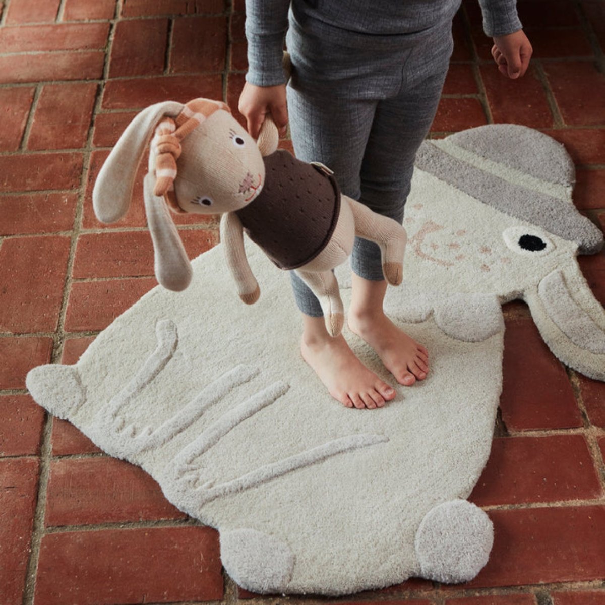 De schattige vloerkleed Hopsi konijn nodigt uit tot vele uren plezier in de kinderkamer. Het tapijt creëert een gezellige sfeer en kleedt de kamer meteen aan. VanZus