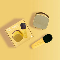 Het feest kan beginnen met deze mini karaokeset in yellow van Lalarma! Ben jij de beste zanger of zangeres? Misschien schuilt er wel een superster in je! De gele karaokeset bestaat uit een speaker en een microfoon die op Bluetooth werkt. Je kunt zowel de microfoon als de speaker ook losgebruiken. VanZus